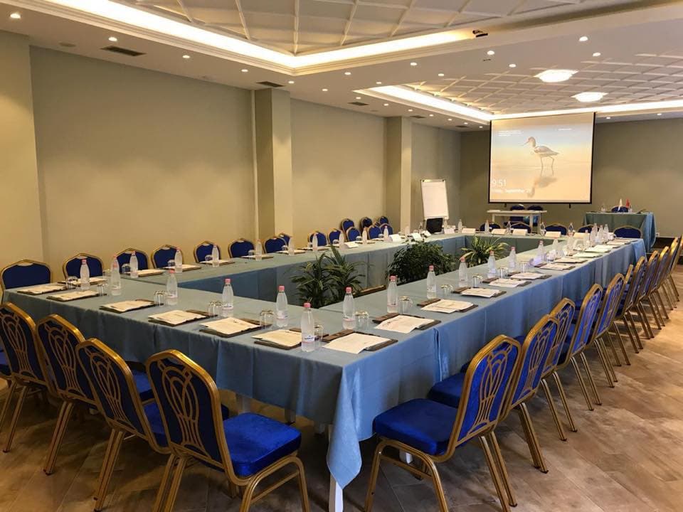 Konferenca dhe aktivitete me stafin - 44614920_1939344722845888_299619319455678464_n